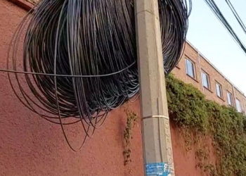Varios metros de cable “colgados” de la infraestructura urbana, ponen en peligro a vecinos de Tomasa Estévez